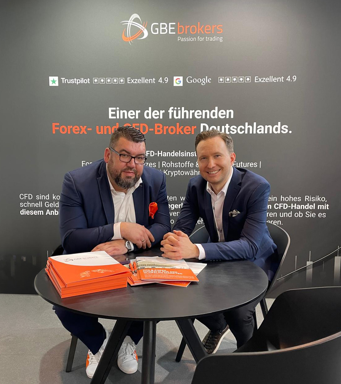 Lucas Hantschick (GBE brokers) und David Warney (Algo-Camp) am Messestand